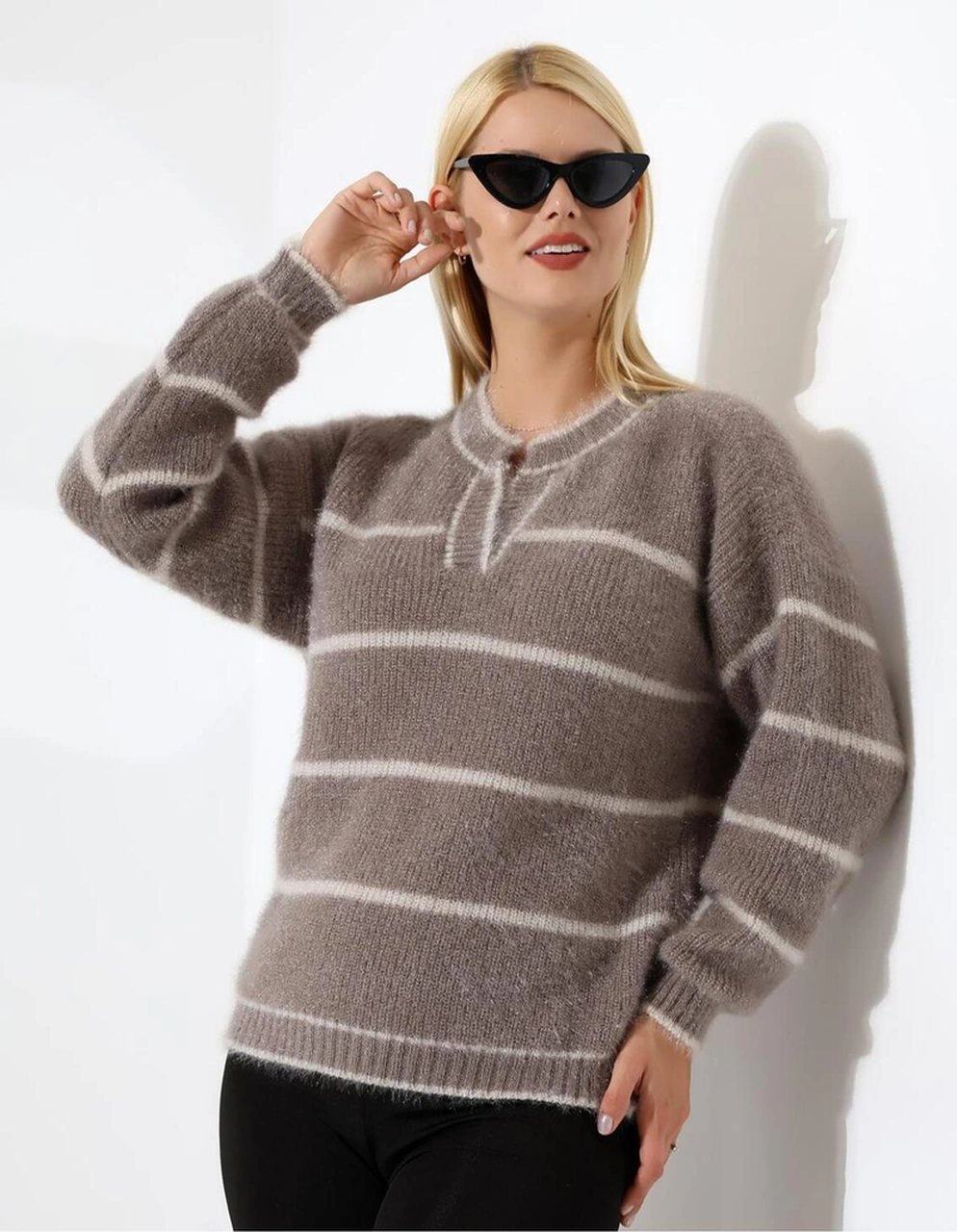 Yaka V Kesimli Tüylü Çizgili Triko Kazak Vizon