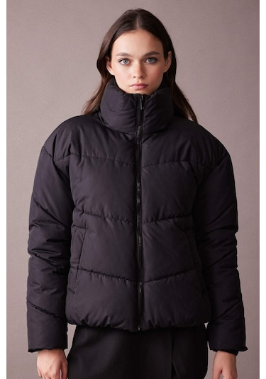 Defacto Su İtici Şişme Mont Oversize Geniş Kalıp Dik Yaka Fermuarlı Cepli Kapitoneli A3631AX23WNBK27 Siyah