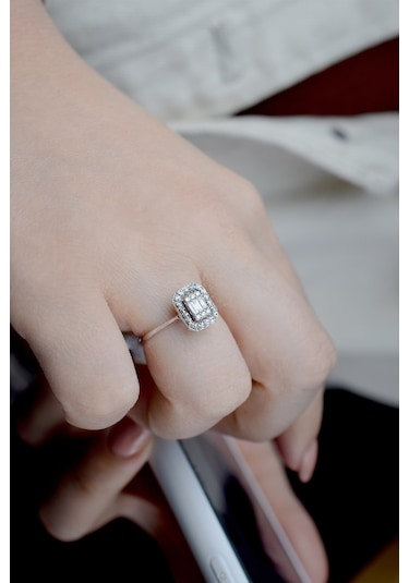 0.15 Ct. Modern Tasarım Baget Kare Tektaş Yüzük