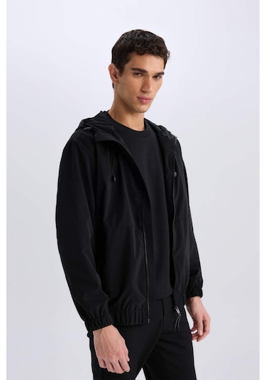 DeFacto Su İtici Regular Fit Mevsimlik Baharlık Kapüşonlu Fermuarlı Mont D7883AX25SPBK27