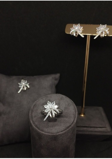 Çiçek Motifli Taşlı Gümüş Takı Seti - Kolye Ucu, Küpe Ve Yüzük - Zarif Ve Şık Tasarım Gümüş