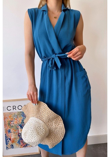Kadın İndigo Kalın Askılı, Kruvaze Yaka, Düz Desen, Aerobin Yırtmaçlı, Kemerli Midi Elbise Indigo