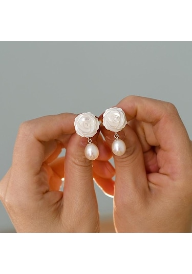 Novahub Doğal Tatlı Su İncisi, Kabuk Çiçek Küpe, 925 Ayar Gümüş, El Yapımı Kadın Küpe Hediye Beyaz