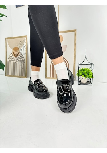 Günlük Kadın Loafer V Tokalı Kalın Topuklu Tırtıklı Tabanlı Oval Burunlu Makosen Ayakkabı 7455 - 7453 7455 Siyah Rugan