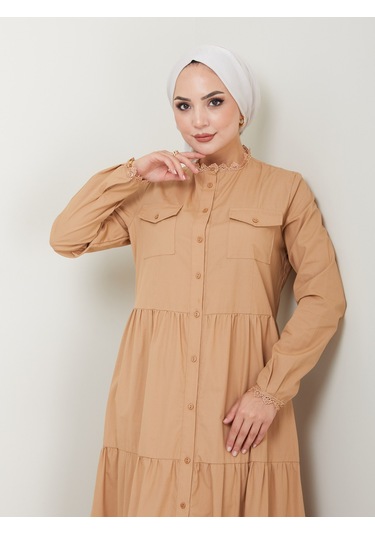 Dantelli Doğal Kumaşlı Boydan Düğmeli Kot Elbise Camel