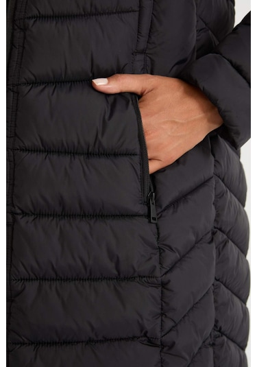 DeFactoFit Su İtici Uzun Şişme Mont Parka Kapüşonlu Slim Fit Dar Kesim Kapitoneli Fermuarlı Cepli A1556AX24WNBK81 Siyah