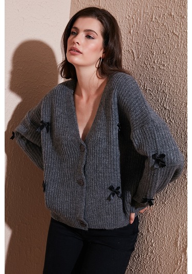 Lela Oversize Fit V Yaka Fiyonk Detaylı Düğmeli Bayan Hırka 4615577 Antrasit