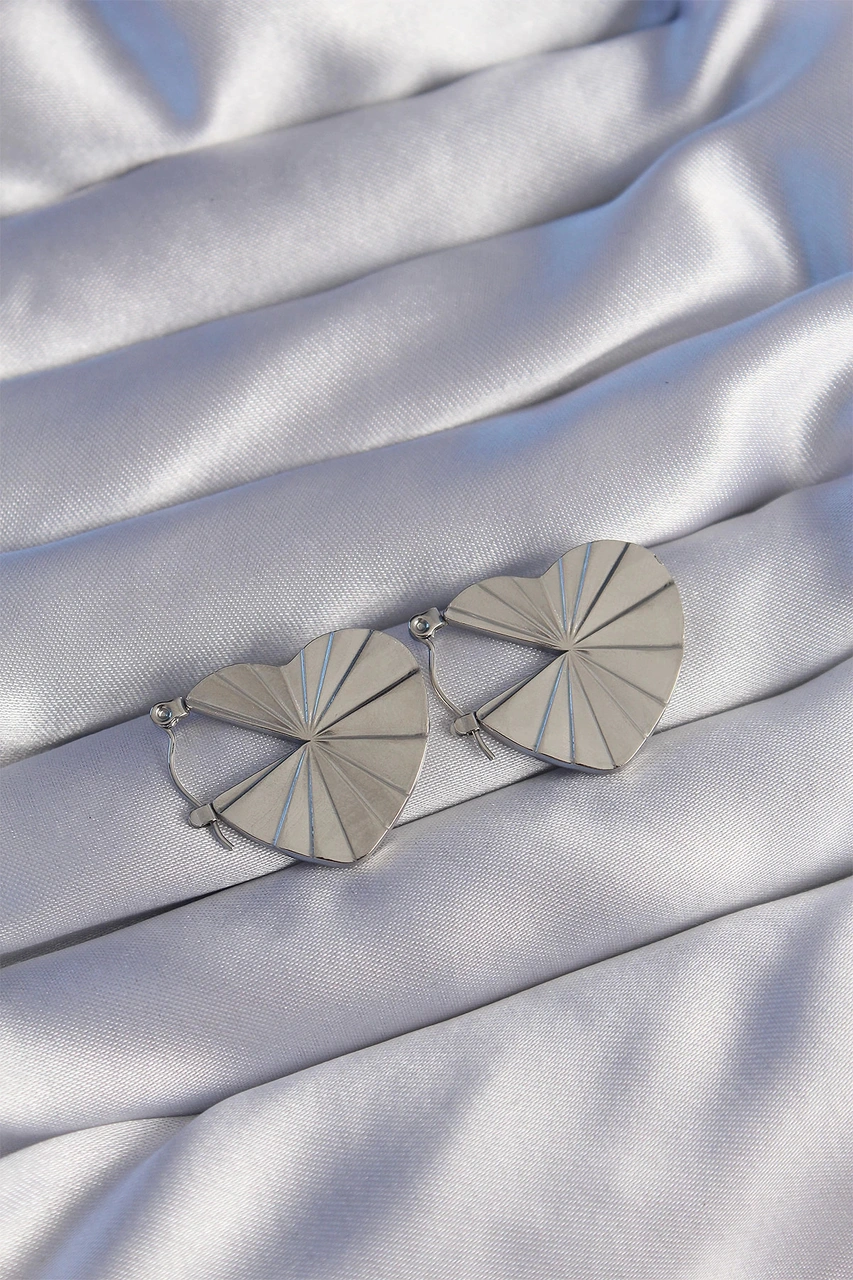 Dodes 316l Çelik Gümüş Renk Çizgili Plaka Tasarımlı Kalp Küpe Tg27bkp9041 Çok Renkli