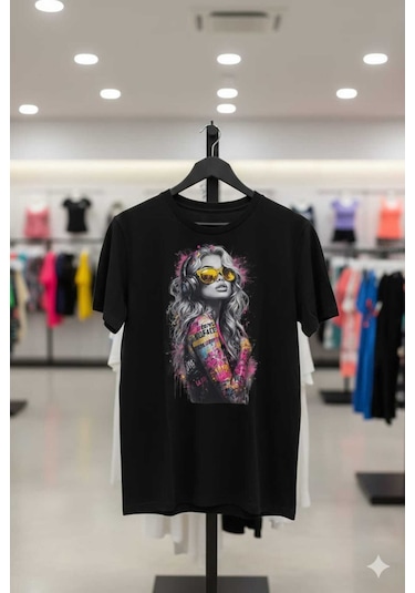 Renkli Kadın Figürü Baskılı Siyah Beyaz T-shirt Siyah