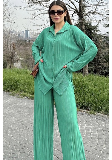 Kadın Yeşil Uzun Tunik Gömlek & Beli Lastikli, Bol Paça Pantolon - Salaş Bürümcük Takım Benetton Kadın Yeşil Uzun Tunik Gömlek & Beli Lastikli, Bol Paça Pantolon - Salaş Bürümcük Takım Benetton