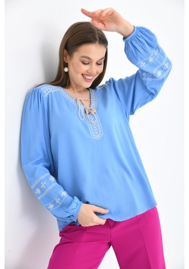 Kadın V Yaka Uzun Kol Nakış Detaylı Rahat Yazlık Bluz Indigo