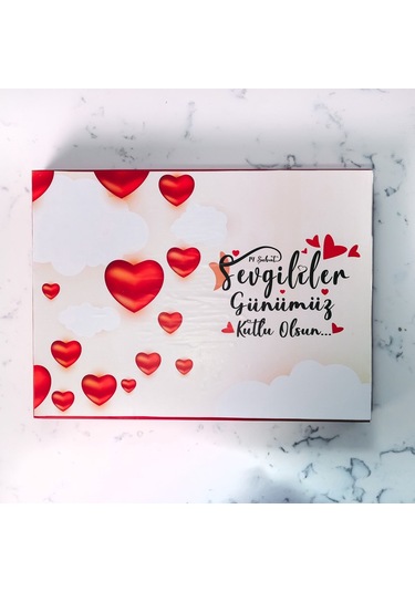 Kalp Ve Bulut Temalı Beyaz Kutu 42 Adet Yaldızlı Kalp Çikolata