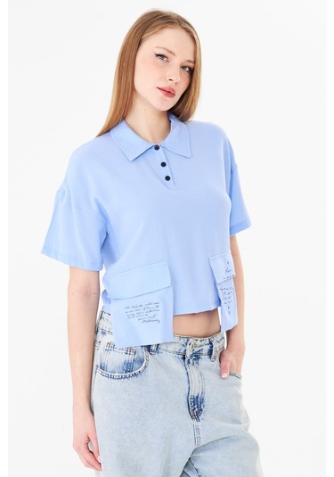 Sortie Collection Polo Yaka Yazı Baskılı Cep Detaylı Crop Bluz Mavi