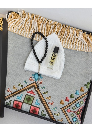 Erkekler İçin Seccade Takke Tesbih Esans Hediyelik Seti Kilim Desenli Kadife Astarlı Seccade Ve Özel Kutulu Lüks Hac Umre Hediyesi Gri