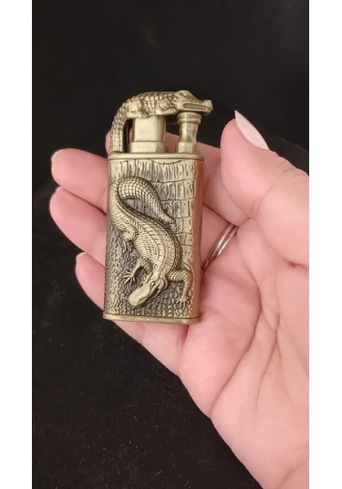 Kabartma Kertenkele/timsah Desenli Antik Gold Çakmak Çok Renkli