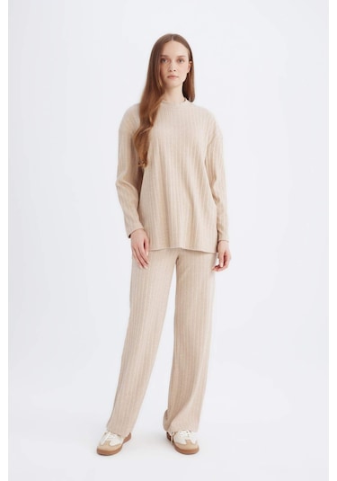 DeFacto Regular Beli Lastikli Basic Düz Fit Fitilli Kaşkorse Geniş Paça Pantolon D7437AX24WNBG775 Bej DeFacto Regular Beli Lastikli Basic Düz Fit Fitilli Kaşkorse Geniş Paça Pantolon D7437AX24WNBG775 Bej