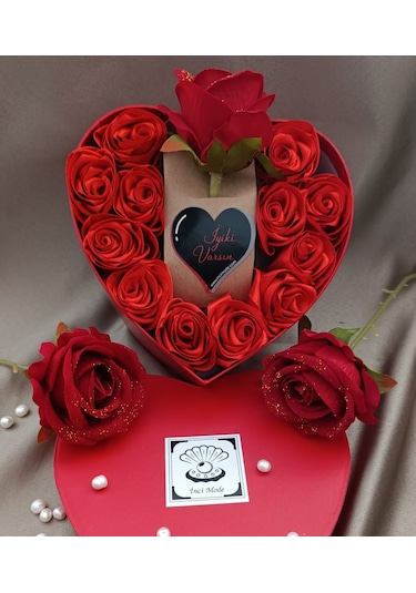 İnci Mode İyiki Varsın 12+1 Çiçekli Kalpli Kutu Hediyelik Çiçek Kutusu Kırmızı