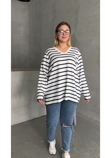 Kadın V Yaka Büyük Beden Oversize Kalıp Geniş Yırtmaçlı Çizgili Uzun Kol Curve Yumoş Bluz Beyaz