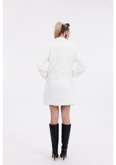 Düğmeli Cepli Kadın Peluş Kaban Beyaz