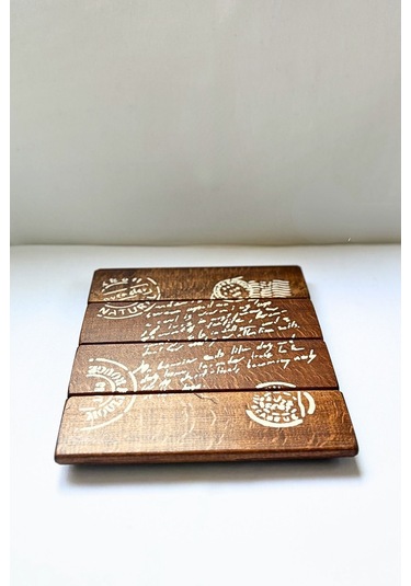 Kahverengi Masif Ahşap Mektup Desenli El Yapımı Sunum Altlığı