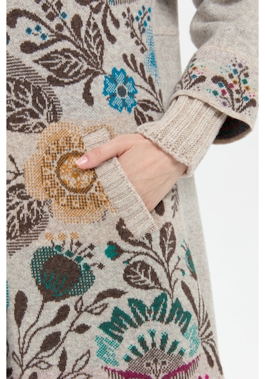 Kadın Dik Yaka Önü Renkli Çiçekli Uzun Yün Kaban V.bej V.bej