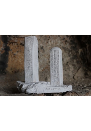 Bilge Tonyukuk Yazıtı 1. Ve 2. Taş Masa Süsü Büyük