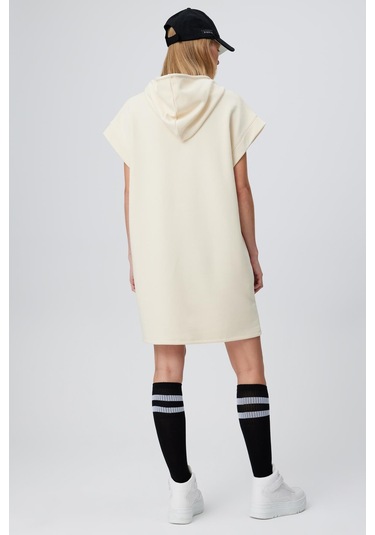 BASKILI KAPÜŞONLU ELBİSE BEJ