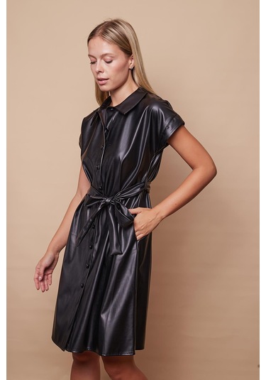 Kadın Hafif Likralı Ekolojik Deri Yakalı Düşük Omuzlu Yan Cepli Düğmeli Diz Boy Elbise-siyah Siyah