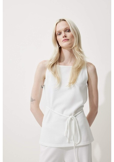 DeFacto Regular Fit Kayık Yaka Bağcıklı Pike Kolsuz Bluz E5778AX25SPWT47 DeFacto Regular Fit Kayık Yaka Bağcıklı Pike Kolsuz Bluz E5778AX25SPWT47