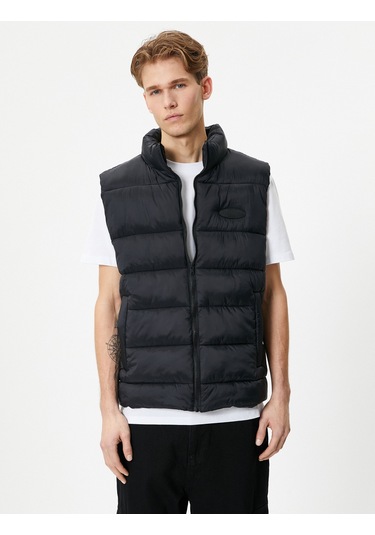 Koton Şişme Yelek Kolsuz Fermuarlı Dik Yaka Etiket Baskılı Cep Detaylı Siyah 4sam20023hw Siyah