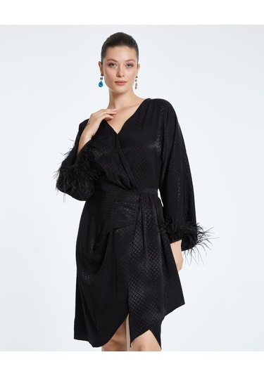 Saten Dokulu Tüy Detaylı Kruvaze Elbise Kuşaklı Ve Drapeli Özel Tasarım Siyah