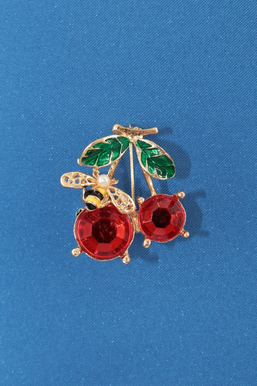 Yazın Neşesi Arılı Kiraz Broş. Altın Dallı Kristal Taşlı Yakut Renkli Kiraz Arı Kadın Yaka İğnesi Gold Kıımızı