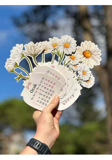 2026 Ahşap Ayaklı Çiçekli Mini Özel Tasarım, Masaüstü Takvim, Papatyalı Çiçek Buketi - Yeni Yıl