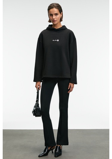 Grımelange Camellıa Kadın Önü Nakışlı Etek Ucu Yırtmaçlı Kapüşonlu Comfort Fit Siyah Sweatshirt Siyah