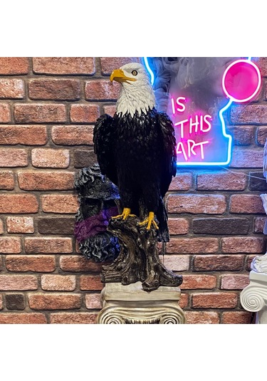 Ayakta Büyük Kartal Heykel