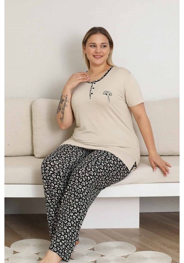 Kadın Desenli Bisiklet Yaka 3 Düğmeli Yırtmaç Detaylı Büyük Beden Viskon Kısa Kol Pijama Takımı Bej