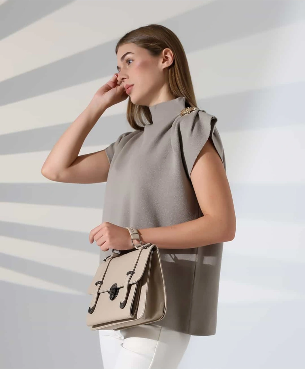 Zarif Omuz Detaylı Dik Yaka Triko Bluz Vizon