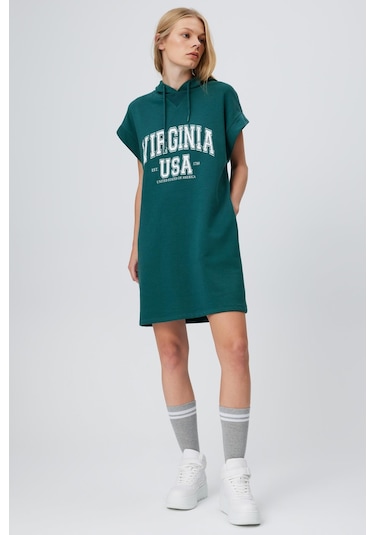 BASKILI KAPÜŞONLU ELBİSE PETROL YEŞİLİ Petrol Yeşili