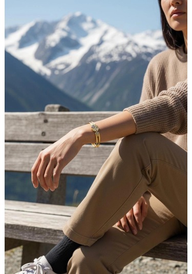 Altın Yoncalı Kelepçe Bilezik