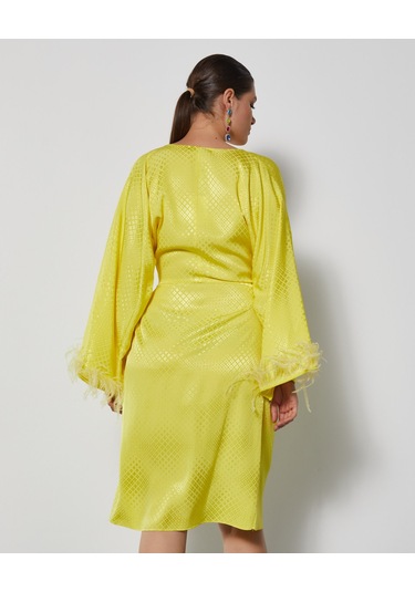 Saten Dokulu Tüy Detaylı Kruvaze Elbise Kuşaklı Ve Drapeli Özel Tasarım Sarı