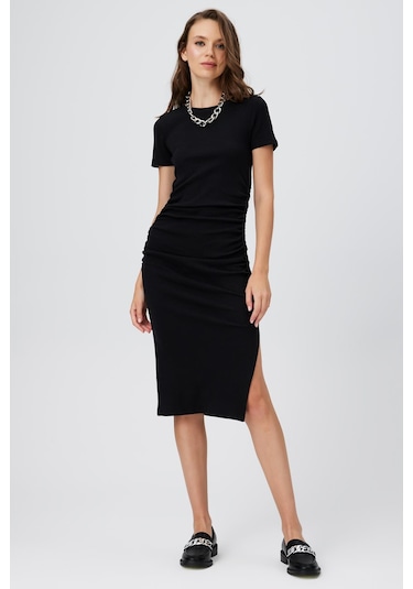 BÜZGÜLÜ MİDİ BOY KISA KOL ELBİSE SİYAH Siyah