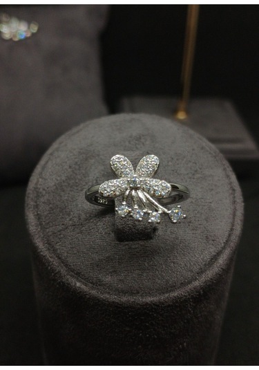 Çiçek Ve Taş Detaylı Gümüş Takı Seti - Kolye Ucu, Küpe Ve Yüzük - Zarif Ve Işıltılı Tasarım Gümüş