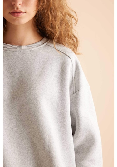 DeFacto Coool Oversize Geniş Kalıp Bisiklet Yaka Basic Düz Kalın Kumaş İçi Yumuşak Tüylü Sweatshirt D9022AXNSGR210 Gri DeFacto Coool Oversize Geniş Kalıp Bisiklet Yaka Basic Düz Kalın Kumaş İçi Yumuşak Tüylü Sweatshirt D9022AXNSGR210 Gri