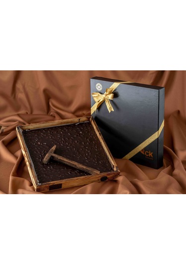 Çekiçli Ahşap Kutu Bitter Antep Fıstıklı Beyoğlu Çikolata 1000 G