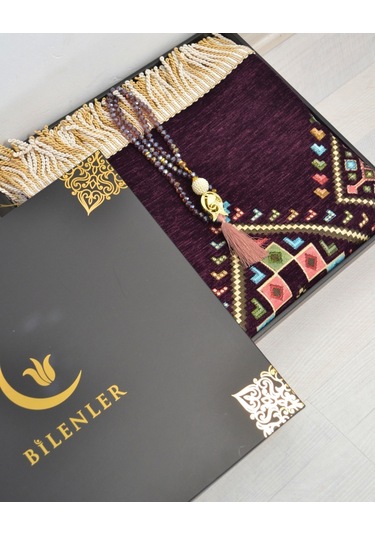 Hediyelik Seccade Tesbih Seti Kilim Desenli Kadife Astarlı Seccade, Kristal Tesbih Ve Özel Kutulu Lüks Hediye Seti Mor