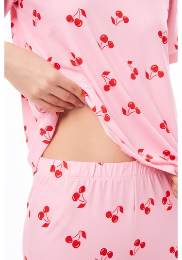 Premium Kadın Pijama Takımı Kiraz Desenli Yumuşak Dokulu Kısa Kollu Bisiklet Yaka Pudra