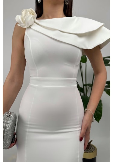 Delvira Drapeli Tek Omuz Çiçek Detaylı Uzun Beyaz Abiye Elbise Beyaz