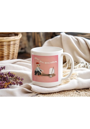 Yeni Yılı Bekliyorum Yazılı Komik Tasarım Kupa Eğlenceli Yılbaşı Hediyesi - Mizahi Kupa Beyaz