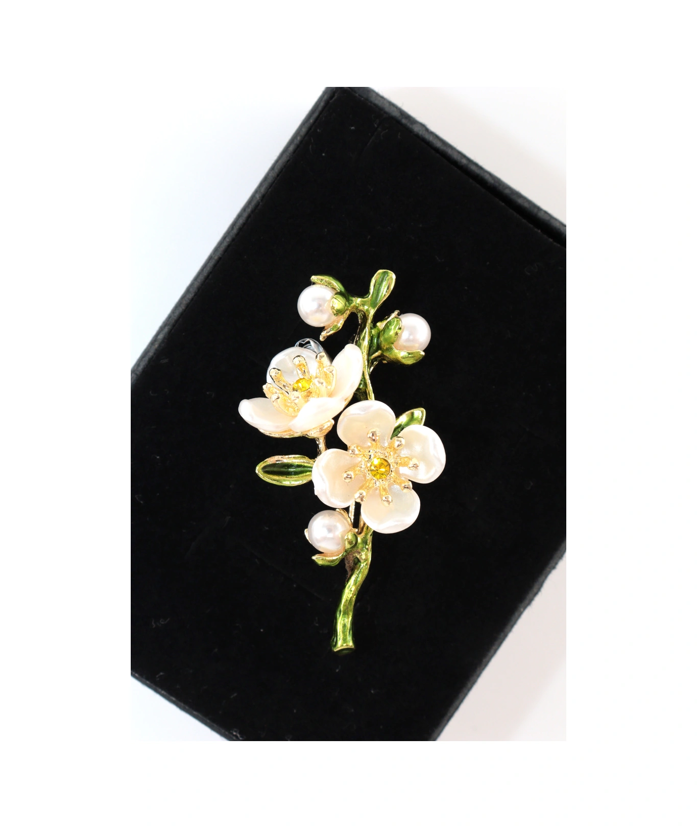 Baharın Uyanışı Erik Çiçeği Broş. Yeşil Dallı İncili Kristal Taşlı Erik Çiçekli Kadın Yaka İğnesi. Beyaz Yeşil