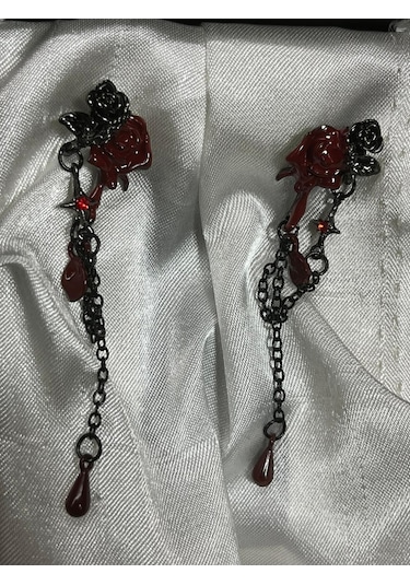 Dükkan Design Sallantılı Gotik Gül Küpe Kırmızı - Siyah